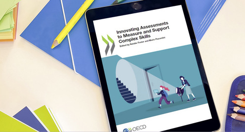 Tablet mit dem Titel der Broschüre: Innovating Assessments to Measure and Support Complex Skills