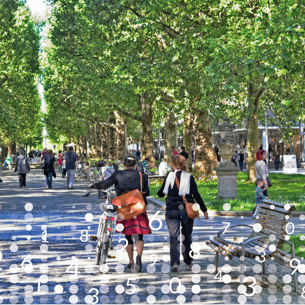 Radfahrer und Spaziergänger in einer grünen Allee