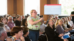 Dame spricht im Publikum