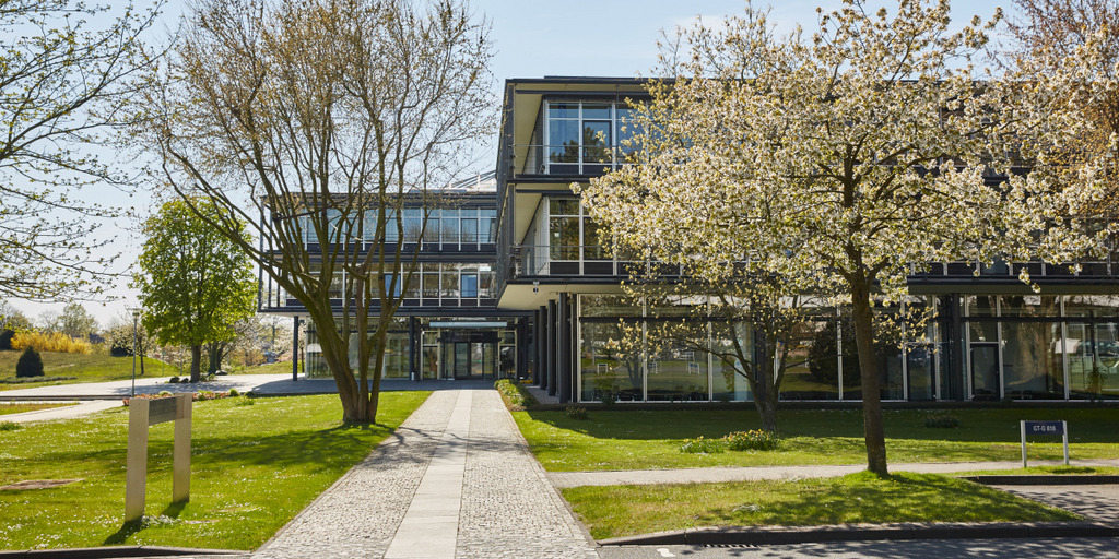 Blick auf das Gebäude der Bertelsmann Stiftung an einem sonnigen Frühlingstag.