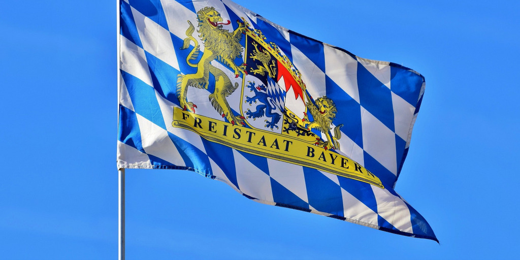 Flagge von Bayern vor blauem Himmel