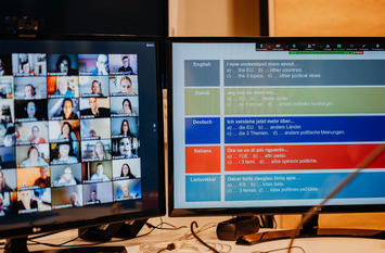 [Translate to English:] Bild eines Monitors, in dem ein digitaler Konferenzraum mit allen Teilnehmer dargestellt wird.
