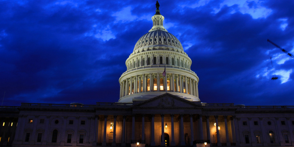 Die Kuppel des US-Kongresses in Washington, unter einem blau getönten Abendhimmel. Blau gilt in den USA als die Farbe der Demokratischen Partei.