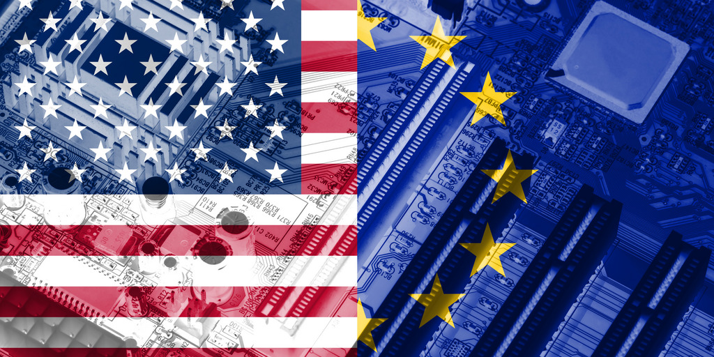 Die Flagge der Europäischen Union und die amerikanische Flagge auf einer Röntgenplatine als technischem Hintergrund