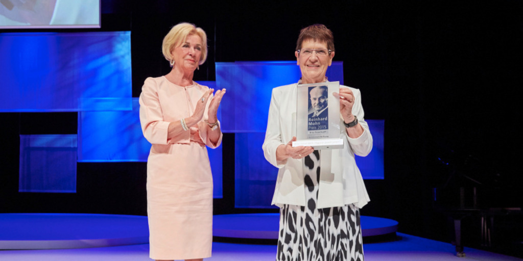 Rita Süssmuth mit dem Reinhard Mohn Preis 2015, neben ihr applaudiert Liz Mohn