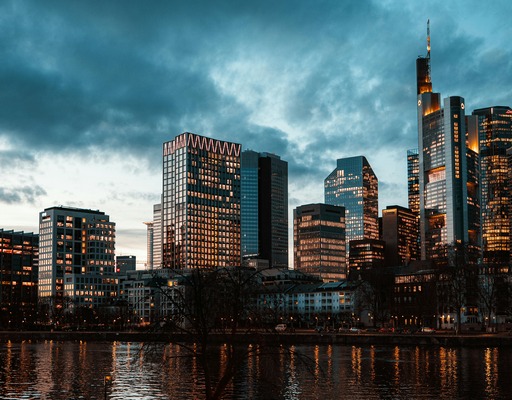 Moderne Stadtsilhouette mit Wolkenkratzern bei Einbruch der Dämmerung