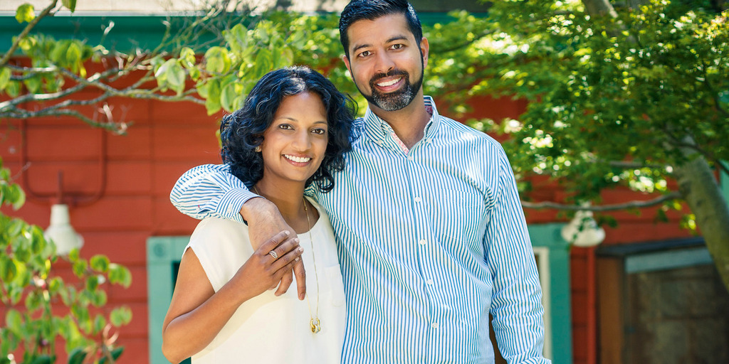 Chetana und Nirav Bisarya, Softwarenentwickler, stehen vor ihrem Wohnhaus in San Francisco.