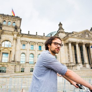 Junger Mann auf Fahrrad vor Bundestag