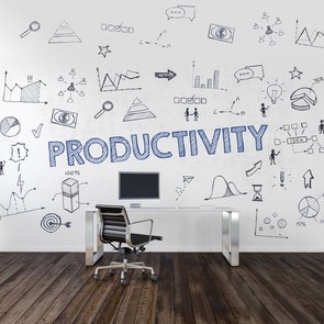 Das Wort Productivity wurde an eine Wand gesprüht, davor steht ein Schreibtisch