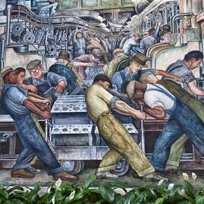 "Gemaltes Bild auf einer Wand in Detroit. Darauf sind Arbeitern bei Ihrer Tätigkeit in einer Autofabrik zu sehen"